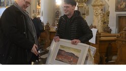 Erinnerungsstücke an Kardinal Meisner wechselten beim Benefiz-Flohmarkt in St. Mariä Himmelfahrt den Besitzer. / © Tomasetti (DR)