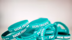 Erkennbar am Armband / © Rolf Vennenbernd (dpa)