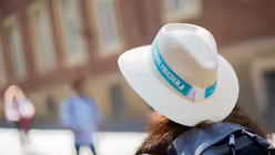 Erkennbar am Hut / © Rolf Vennenbernd (dpa)