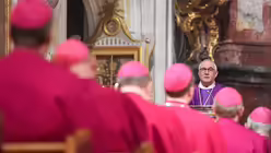Bischof Gebhard F&uuml;rst bei der Begr&uuml;&szlig;ung im Er&ouml;ffnungsgottesdienst / &copy; Elisabeth Schomaker (KNA)