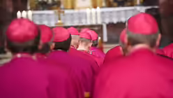 Bisch&ouml;fe in den Kirchenb&auml;nken / &copy; Elisabeth Schomaker (KNA)