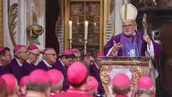 Kardinal Marx predigt  / &copy; Elisabeth Schomaker (KNA)