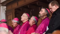 Was gibt es da oben zu sehen? / &copy; Elisabeth Schomaker (KNA)