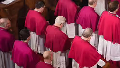 Blick von oben auf mehrere Bisch&ouml;fe / &copy; Elisabeth Schomaker (KNA)