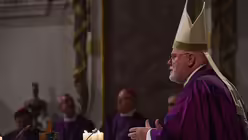 Kardinal Reinhard Marx spricht den Schlusssegen beim Er&ouml;ffnungsgottesdienst  / &copy; Elisabeth Schomaker (KNA)