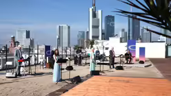 Eröffnungsgottesdinest des Ökumenischen Kirchentags auf einem Parkhausdach / © OeKT/Jan Lurweg (epd)