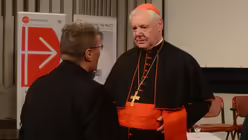 Erzbischof Djuru Hranic aus Kroatien im Gespr&auml;ch mit Kardinal M&uuml;ller / &copy; Beatrice Tomasetti (DR)