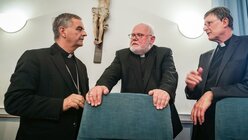 Erzbischof Nikola Eterovic (l), Kardinal Reinhard Marx (M) und Kardinal Rainer Maria Woelki / © Frank Rumpenhorst (dpa)