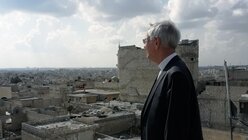 Erzbischof Schick im zerstörten Aleppo / © Sowa (DBK)