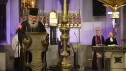 Erzpriester Radu Constantin Miron von der Griechisch-Orthodoxen Metropolie in Deutschland mit einer F&uuml;rbitte. / &copy; Beatrice Tomasetti (DR)