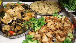 Es gibt allerlei traditionelle Speisen wie Lammfleisch, Fladenbrot.. / © Teresa Müller-Alander (DR)