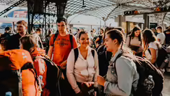 Es ist 12 Uhr. Alle warten auf den Zug nach "Roma Ostiense" / © Luis Rüsing