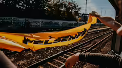 Es werden Fahnen aus dem Fenster gehalten / © Luis Rüsing