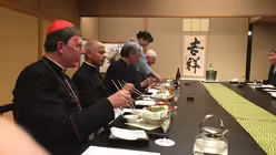 Essen mit St&auml;bchen / &copy; Meiering (Erzbistum K&ouml;ln)