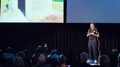 Etienne pr&auml;sentiert sein Projekt / &copy; Etienne Salborn