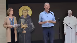 Eva-Maria und Rainer Will stimmen mit Papst Franziskus in den Tag ein / &copy; Beatrice Tomasetti (DR)