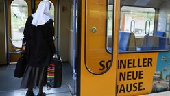 Nonne steigt in die Straßenbahn (dpa)