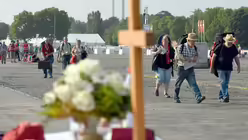 Teilnehmer auf dem Weg zum Abschlussgottesdienst (dpa)