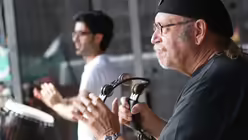 Ex-H&ouml;hner-Schlagzeuger Janus Fr&ouml;hlich "zeigt Haltung" / &copy; Dominik Becker (DR)