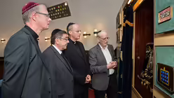 Ein Blick auf die Torarollen / &copy; Pohl (Bistum Essen)