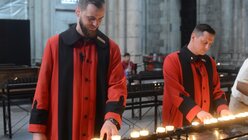 Fabian Frerich und Peter Richter beim Kerzendienst vor der Schmuckmadonna. / © Tomasetti (DR)