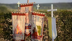 Fahnen am Wegesrand.  / © Beatrice Tomasetti (DR)