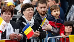 Familie beim Treffen mit Franziskus in Iasi / &copy; Paul Haring (KNA)