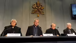 Pressekonferenz mit Pineiro Garcia-Caderon Salvador, Laurent Ulrich, Charles Joseph Chaput und Federico Lombardi (v.l.) am 07.10.15 / © Romano Siciliani (KNA)