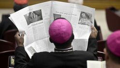 Zeitungslektüre bei der Synode / © Cristian Gennari (KNA)