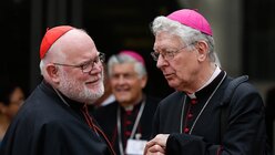 Kardinal Reinhard Marx (l.) und der Genter Bischofs Lucas Van Looy  / © Paul Haring (KNA)