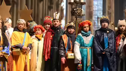 Fast 50 Sch&uuml;lerinnen und Sch&uuml;ler der Domsingschule beteiligen sich an der Aktion Dreik&ouml;nigssingen / &copy; Beatrice Tomasetti (DR)