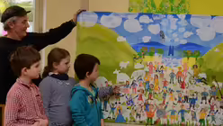 Fast fertig ist die k&uuml;nstlerische Gemeinschaftsarbeit. Es fehle nur noch ein Tupfen Gold f&uuml;r den Dreik&ouml;nigenschrein, findet R&uuml;ngeler. / &copy; Beatrice Tomasetti (DR)