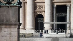 Fast leerer Petersplatz: Im Vatikan gibt es einen ersten Coronavirus-Fall.  / © Evandro Inetti (dpa)