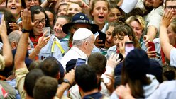Fast nicht mehr zu sehen: Papst Franziskus und die Pfadfinder / © Yara Nardi (Reuters)