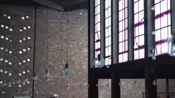 St. Annakirche: Buntglasfenster von Ludwig Schaffrath  / &copy; Marcel Krombusch (DR)