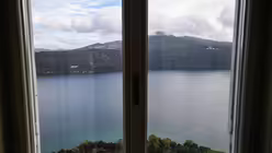 Der Blick aus dem Fenster / &copy; Alessandro Di Meo (dpa)