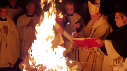 Die Osterkerze wird vorbereitet / © Tobias Fricke (DR)