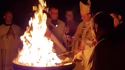 Kardinal Woelki betet vor dem Osterfeuer / © Tobias Fricke (DR)
