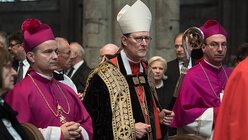 Kardinal Rainer Maria Woelki leitet den Gottesdienst zu Ehren des verstorbenen Kardinals Joachim Meisner / © Federico Gambarini (dpa)