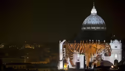 "Fiat Lux" - Lichtshow am Petersdom / &copy; Claudio Peri (dpa)