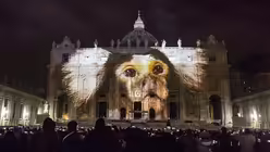 "Fiat Lux" - Lichtshow am Petersdom / &copy; Giuseppe Lami (dpa)