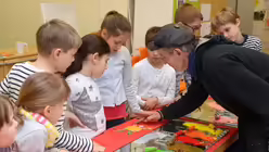 Fingerspitzengef&uuml;hl ist gefragt, wenn die Figuren kleinteilig mit Farbe versehen werden. / &copy; Beatrice Tomasetti (DR)