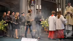 Firmlinge des ND bringen die Gaben / &copy; Beatrice Tomasetti (DR)