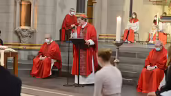 Firmlinge und Geistliche sitzen in gro&szlig;em Abstand zueinander im Altarraum des Quirinus-M&uuml;nster. / &copy; Beatrice Tomasetti (DR)