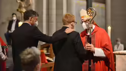 Firmpaten legen dem Firmling die rechte Hand auf die Schulter. / © Beatrice Tomasetti (DR)