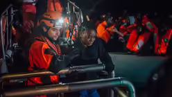 Denn die Crew steht ab 23 Uhr für den Einsatz bereit.  / © Kevin McElvaney (SOS Mediterranee)