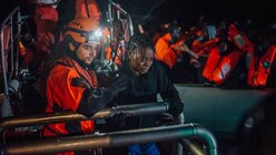 Denn die Crew steht ab 23 Uhr für den Einsatz bereit.  / © Kevin McElvaney (SOS Mediterranee)