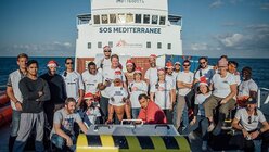 Mützen für ein wenig Besinnlichkeit an Bord.  / © Kevin McElvaney (SOS Mediterranee)