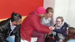 Fl&uuml;chtlinge mit Sch&uuml;lerinnen / &copy; M&uuml;ller-Huntemann (DR)