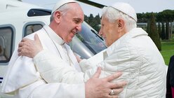 März 2013: Treffen von Franziskus und Benedikt XVI. (KNA)